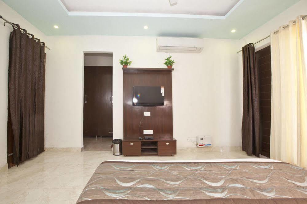 Oyo Huda Center Market Hotel Gurgaon