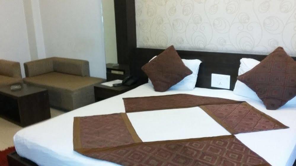 Hotel Fabhotel First Star Golf Course Road 3*
