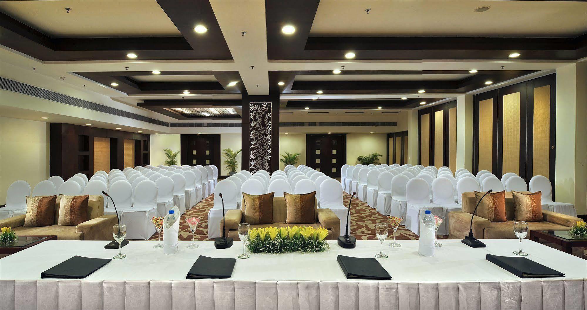 Hotel Country & By Radisson, Gurugram Sector 12 4*