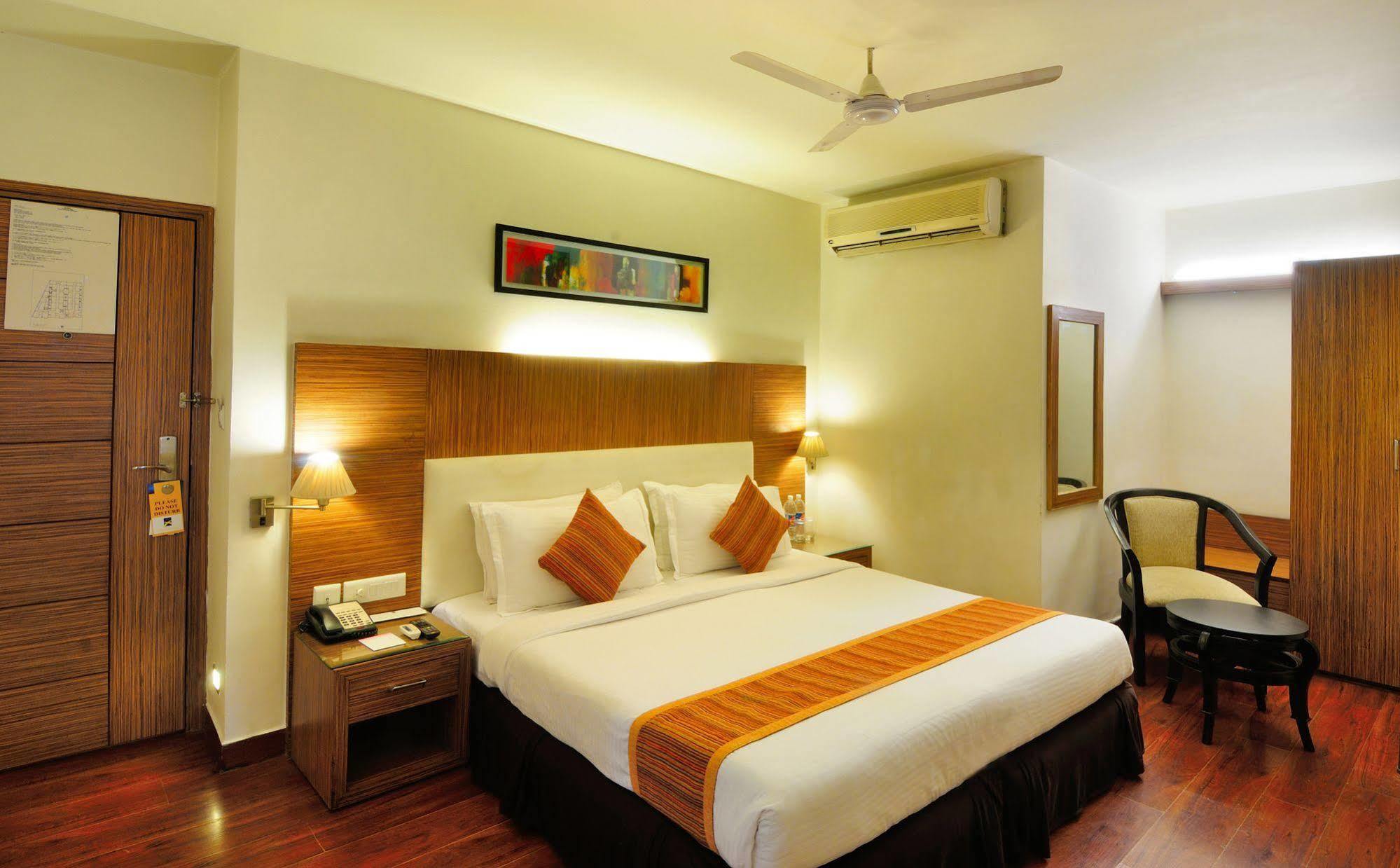 Hotel Crossroads 4*
