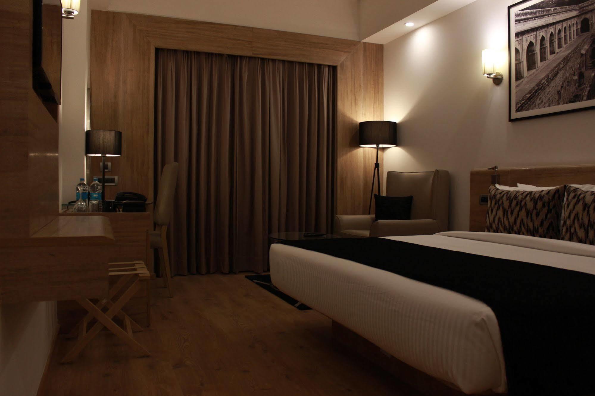 Hotel Lemon Tree Premier Center Gurgaon
