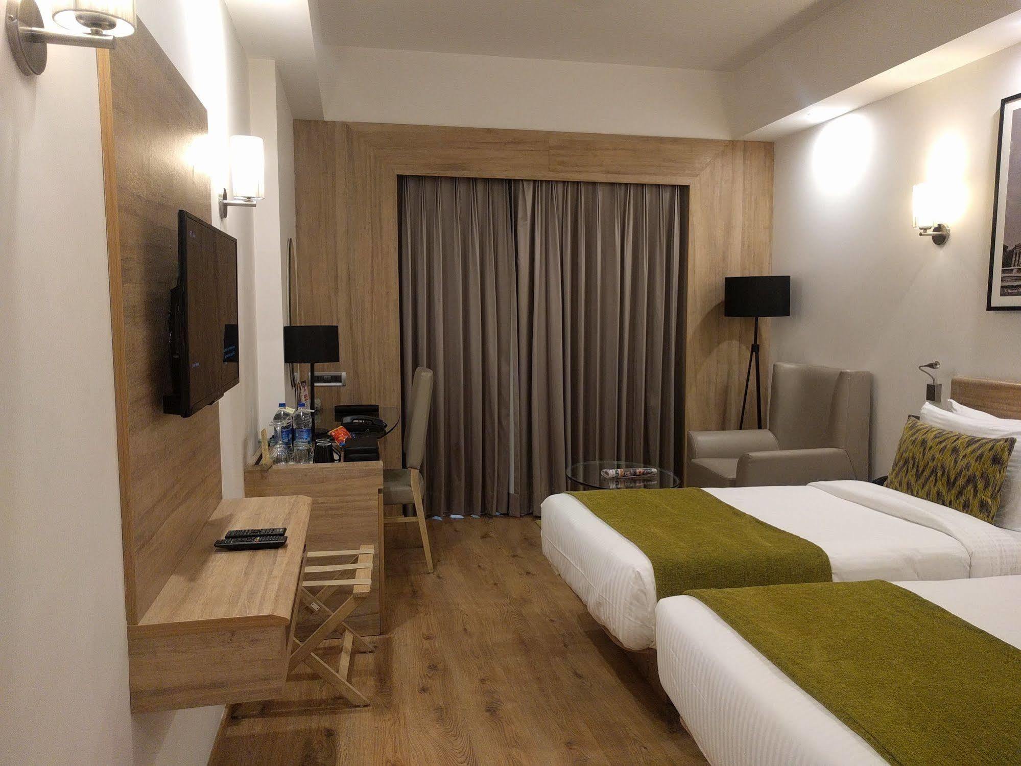 Lemon Tree Premier Center 4*