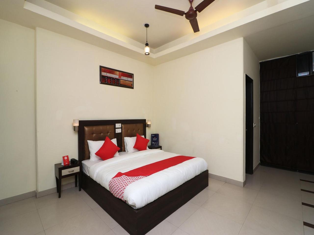 Oyo 389 Applee Hotel Gurgaon