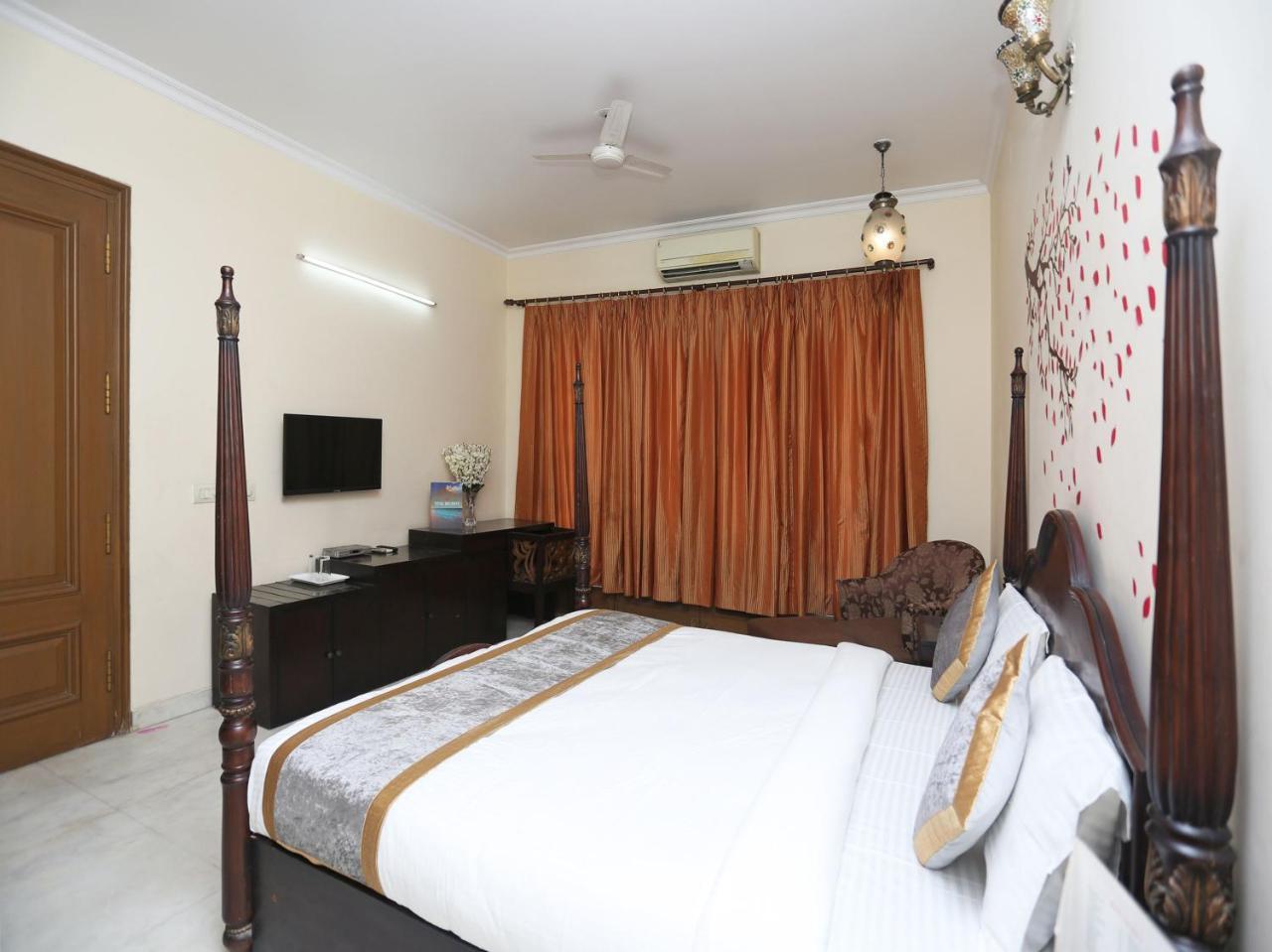 Oyo 15716 The Red Orchid Hotel 3*