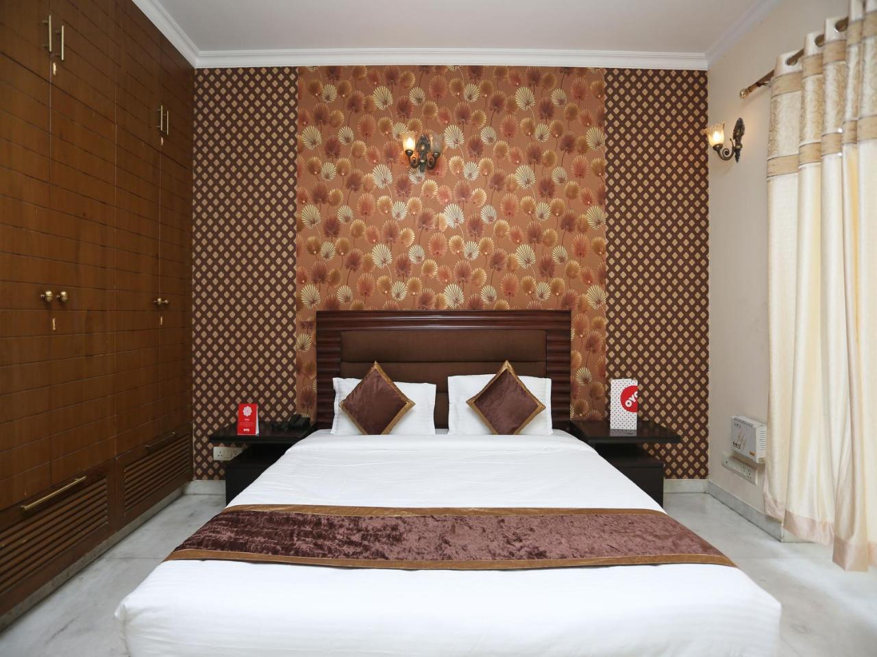 Oyo 15716 The Red Orchid 3*