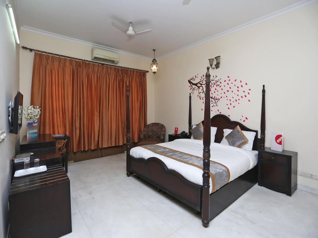 Oyo 15716 The Red Orchid 3*