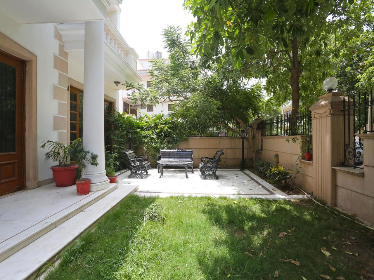 Oyo 15716 The Red Orchid 3* Gurgaon