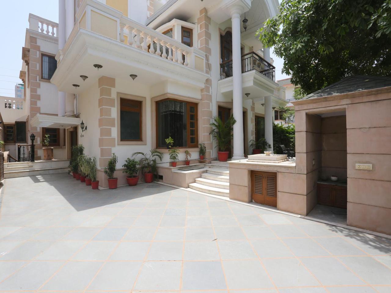 Oyo 15716 The Red Orchid 3* Gurgaon