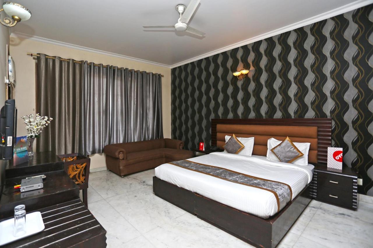Oyo 15716 The Red Orchid Gurgaon