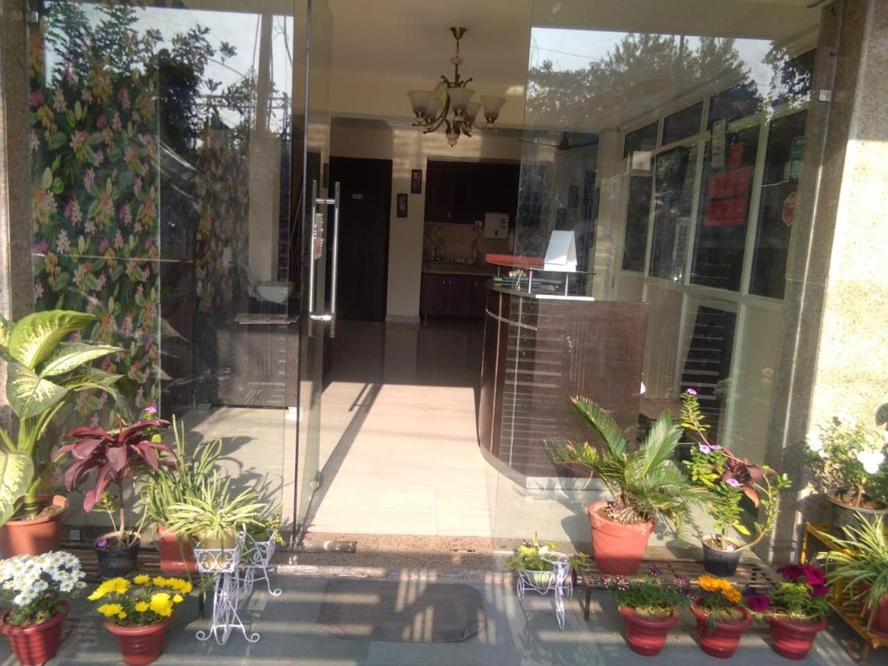 Niketan Medanta Service *