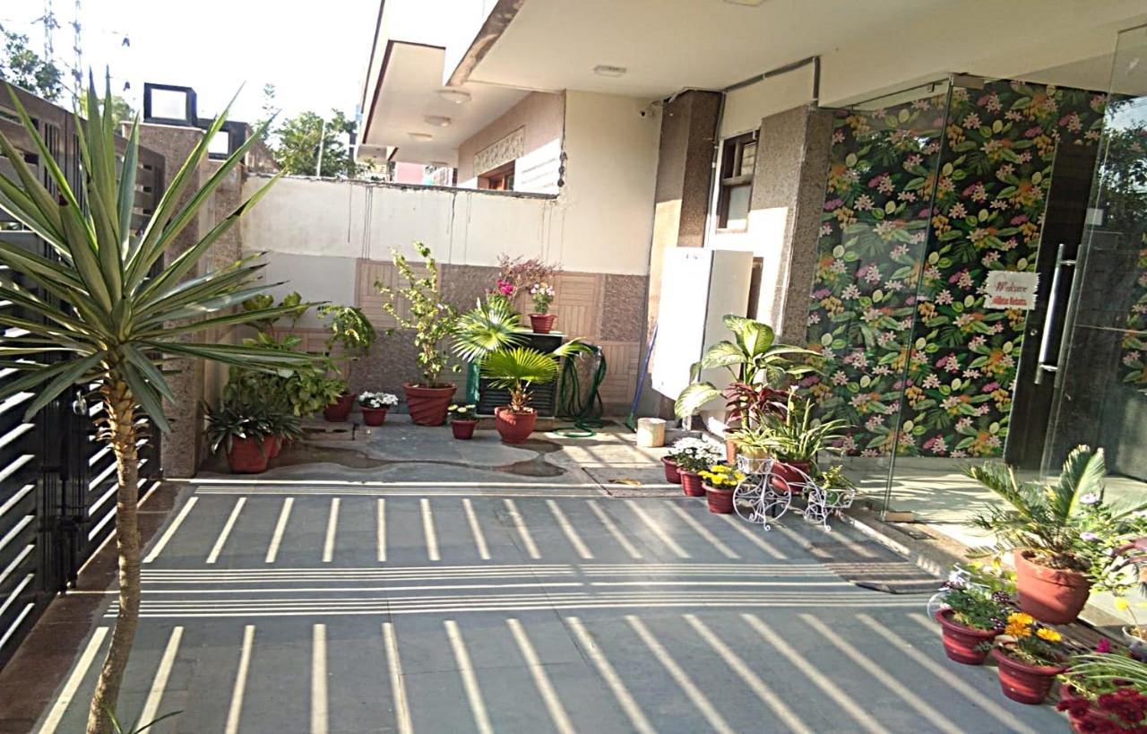 Niketan Medanta Service *