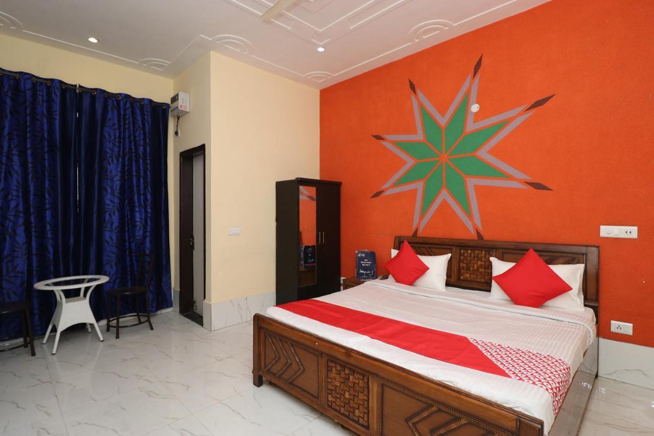 Oyo 24108 The Palms 3*