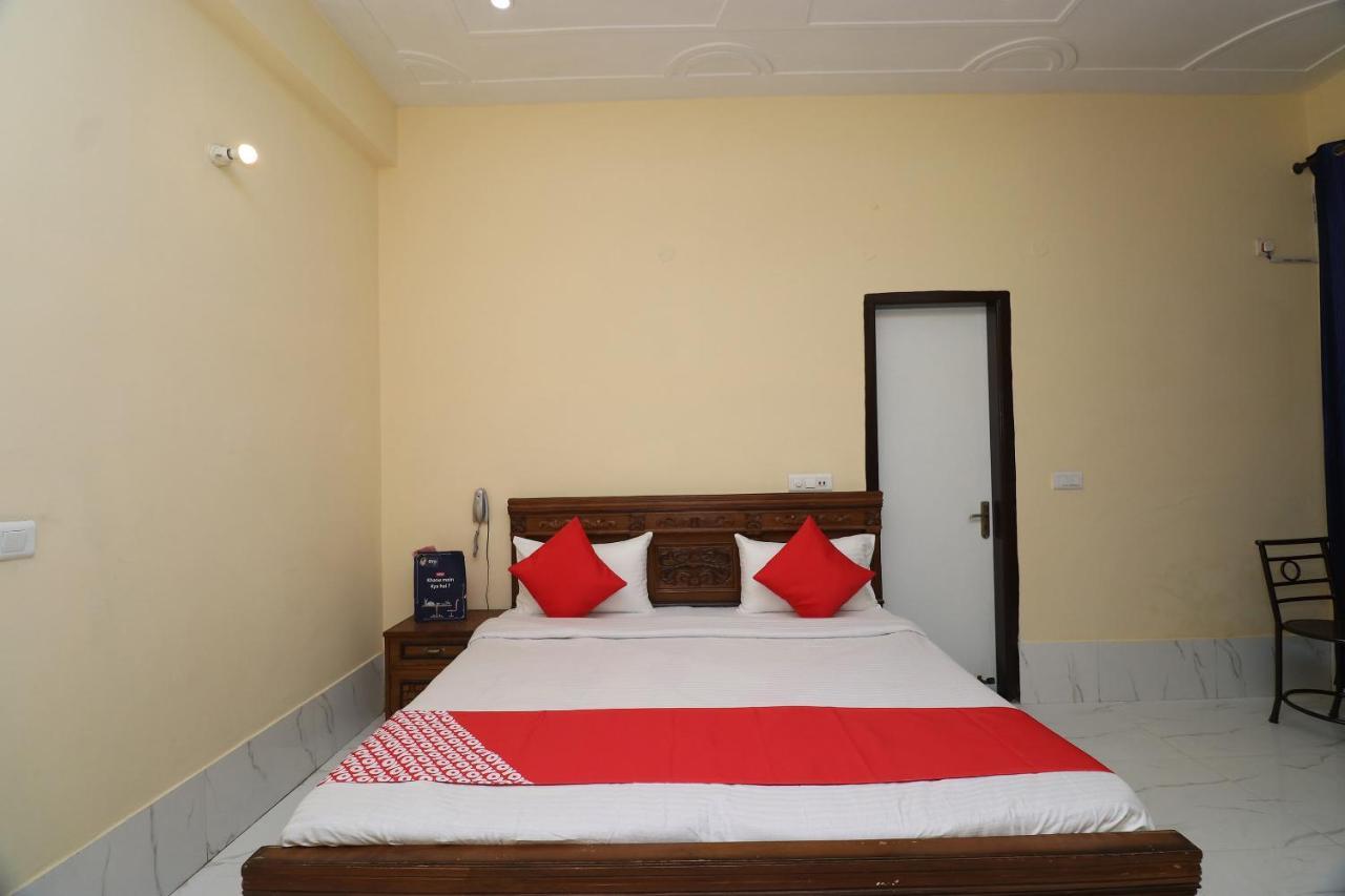 Oyo 24108 The Palms 3* Gurgaon