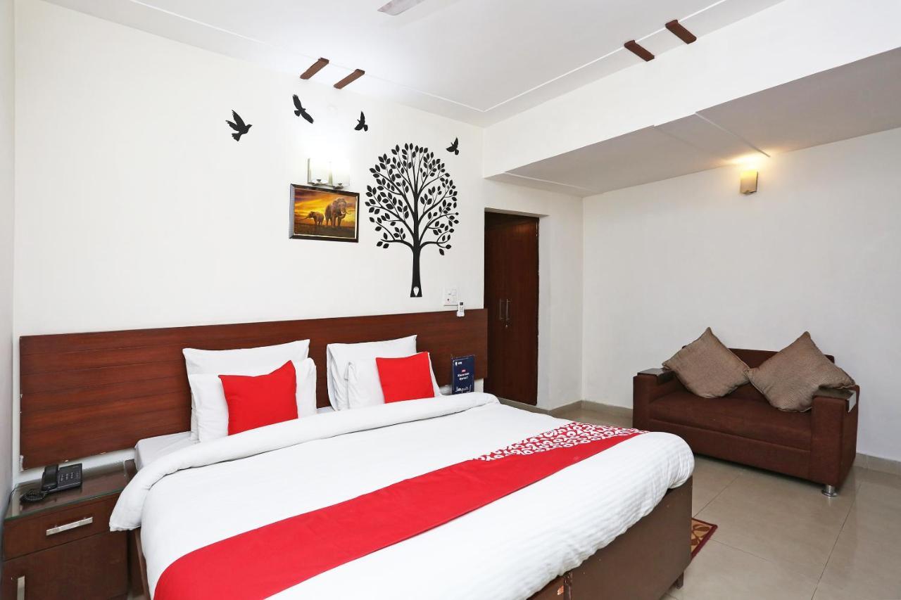 Hotel Oyo 2482 K V Complex 3*