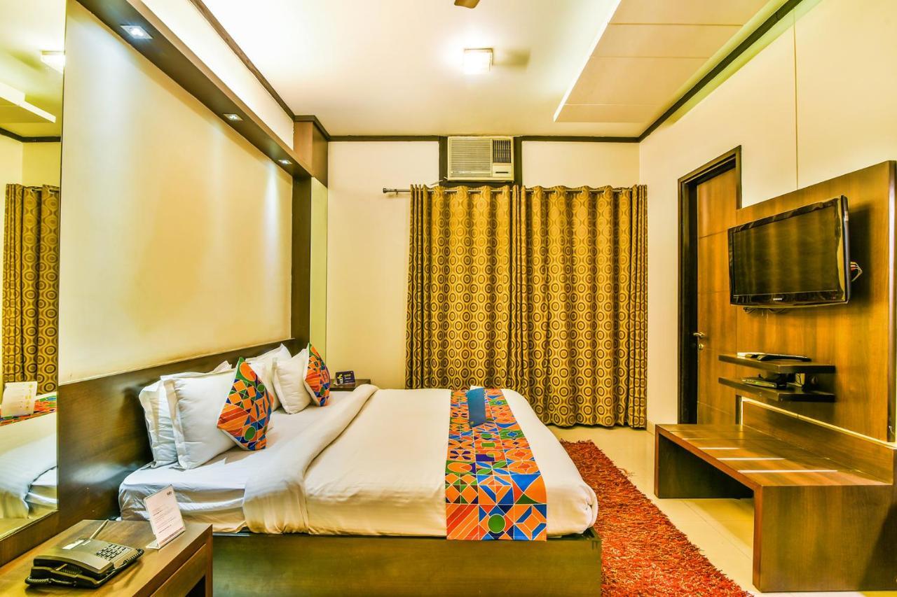 Hotel Fabhotel First Star Golf Course Road