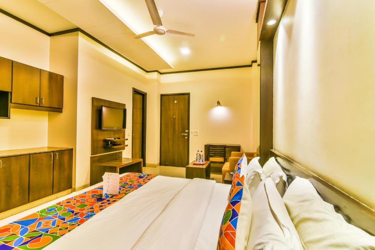 Fabhotel First Star Golf Course Road Hotel 3*