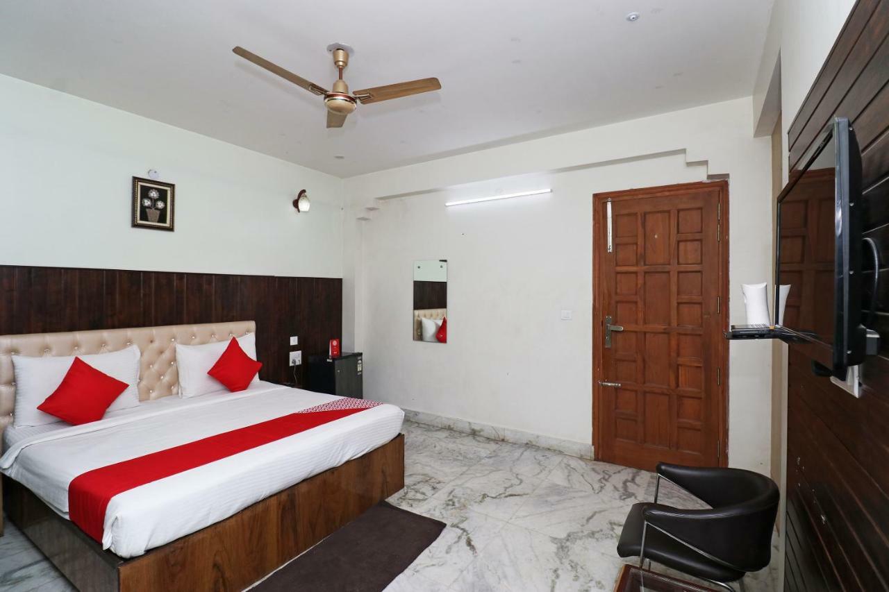 Oyo 28453 Heaven 3* Gurgaon