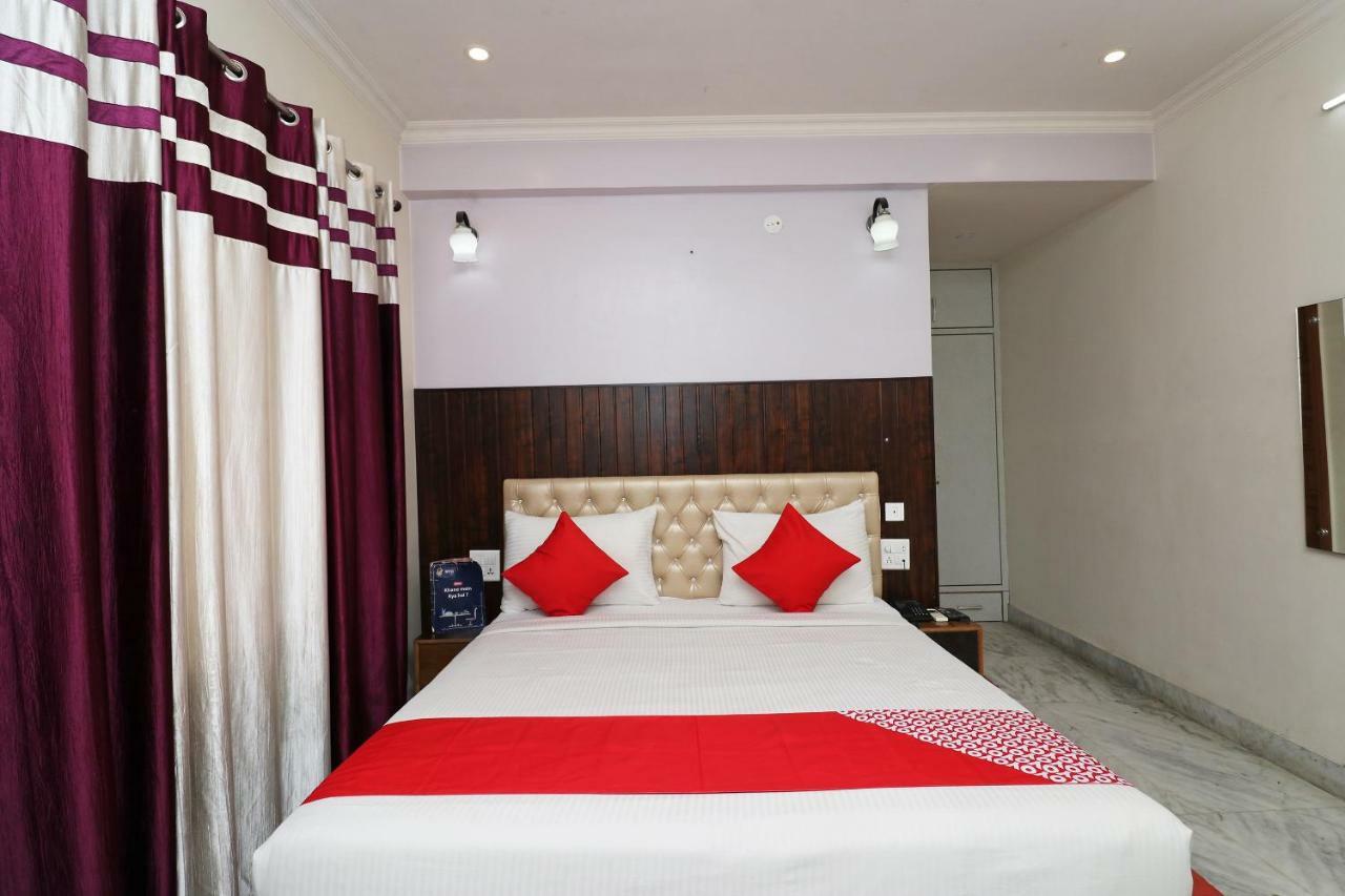 Oyo 28453 Heaven 3* Gurgaon