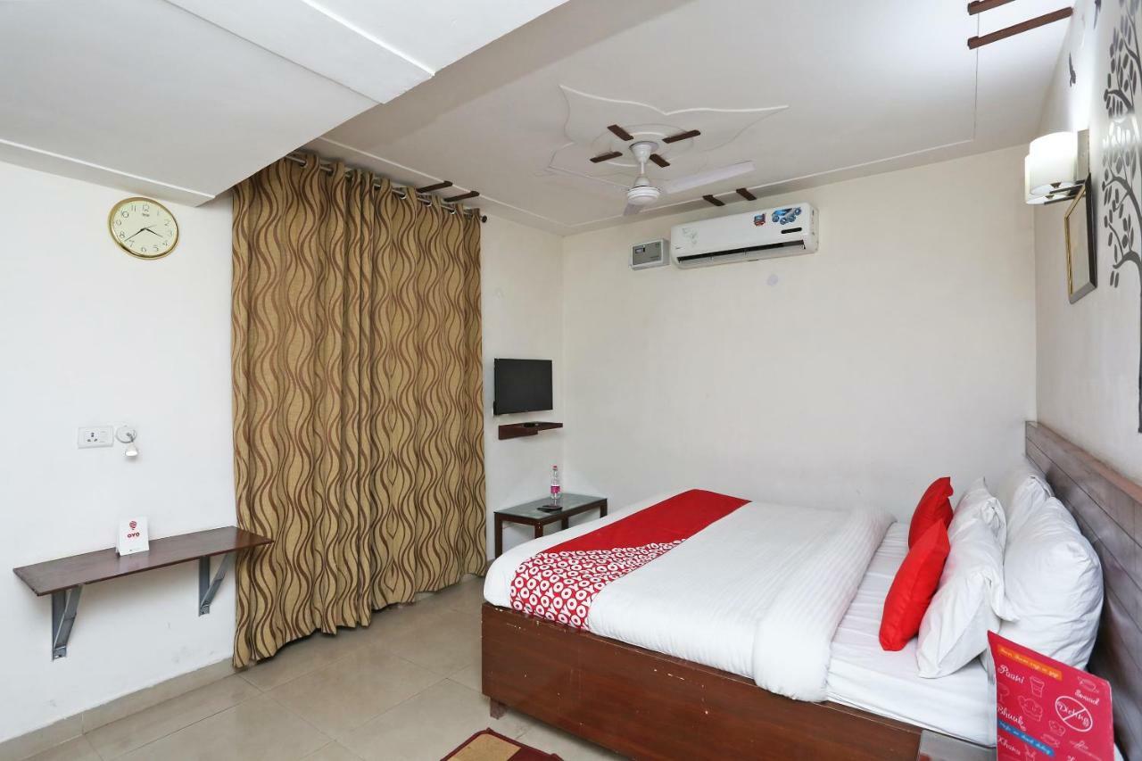 Hotel Oyo 2482 K V Complex 3*