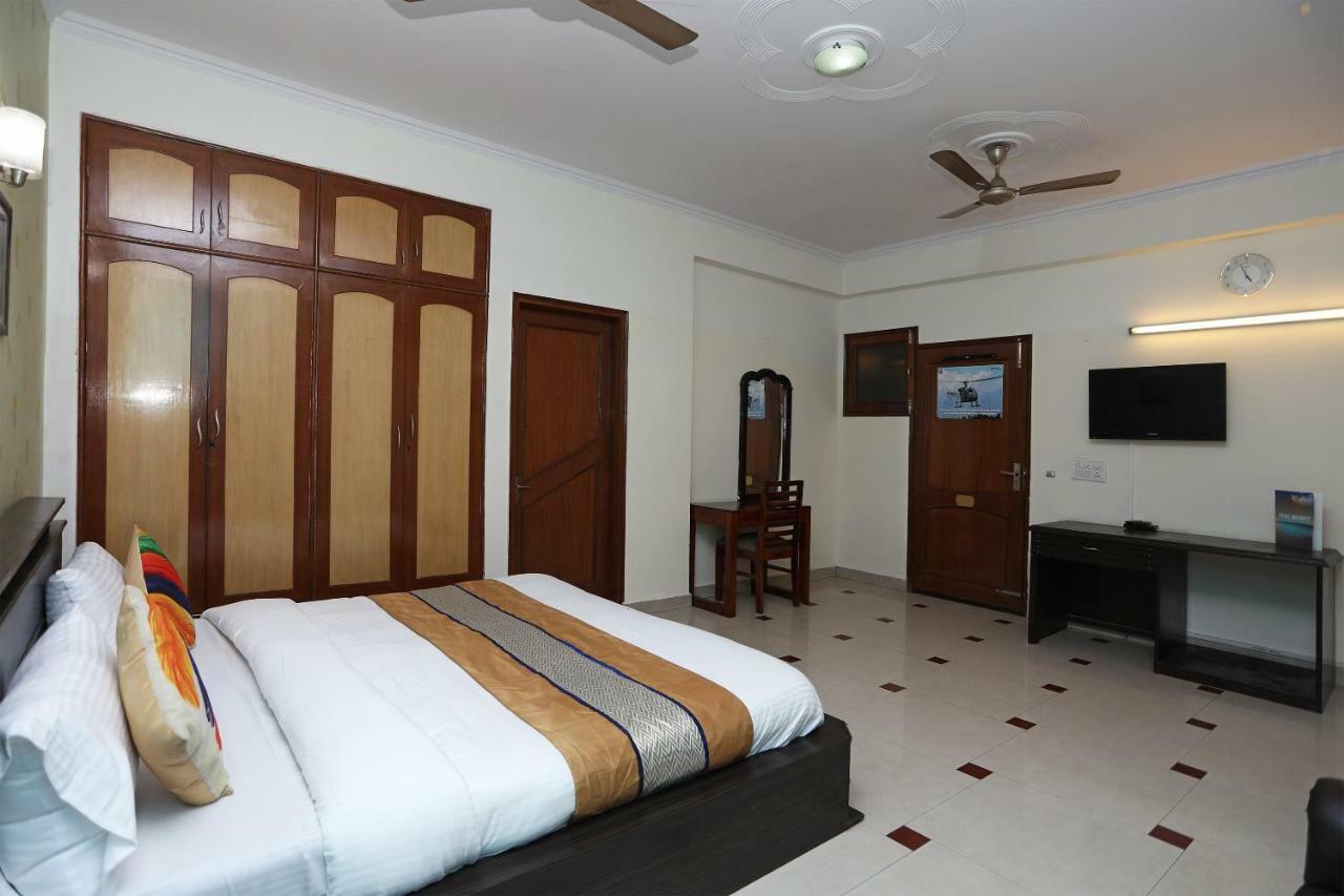 Oyo 14306 The Tavern Hotel