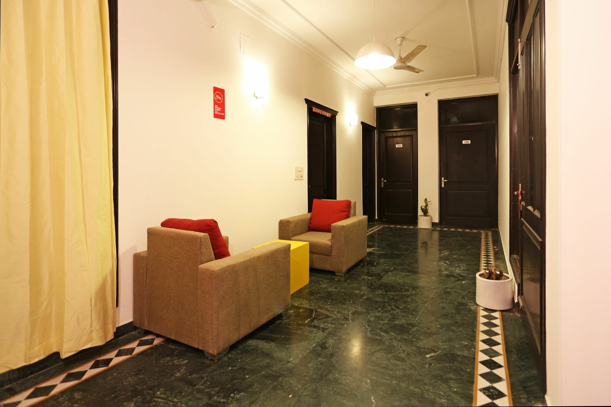 Hotel Oyo Townhouse 330 Mg Road Metro Station Gurgaon