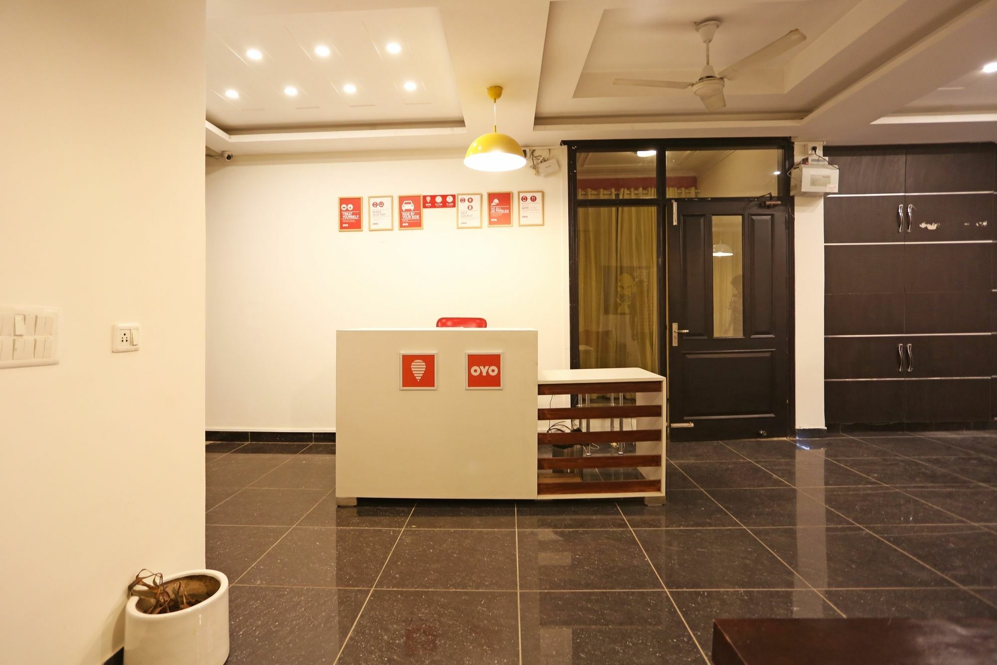 Hotel Oyo Townhouse 330 Mg Road Metro Station Gurgaon