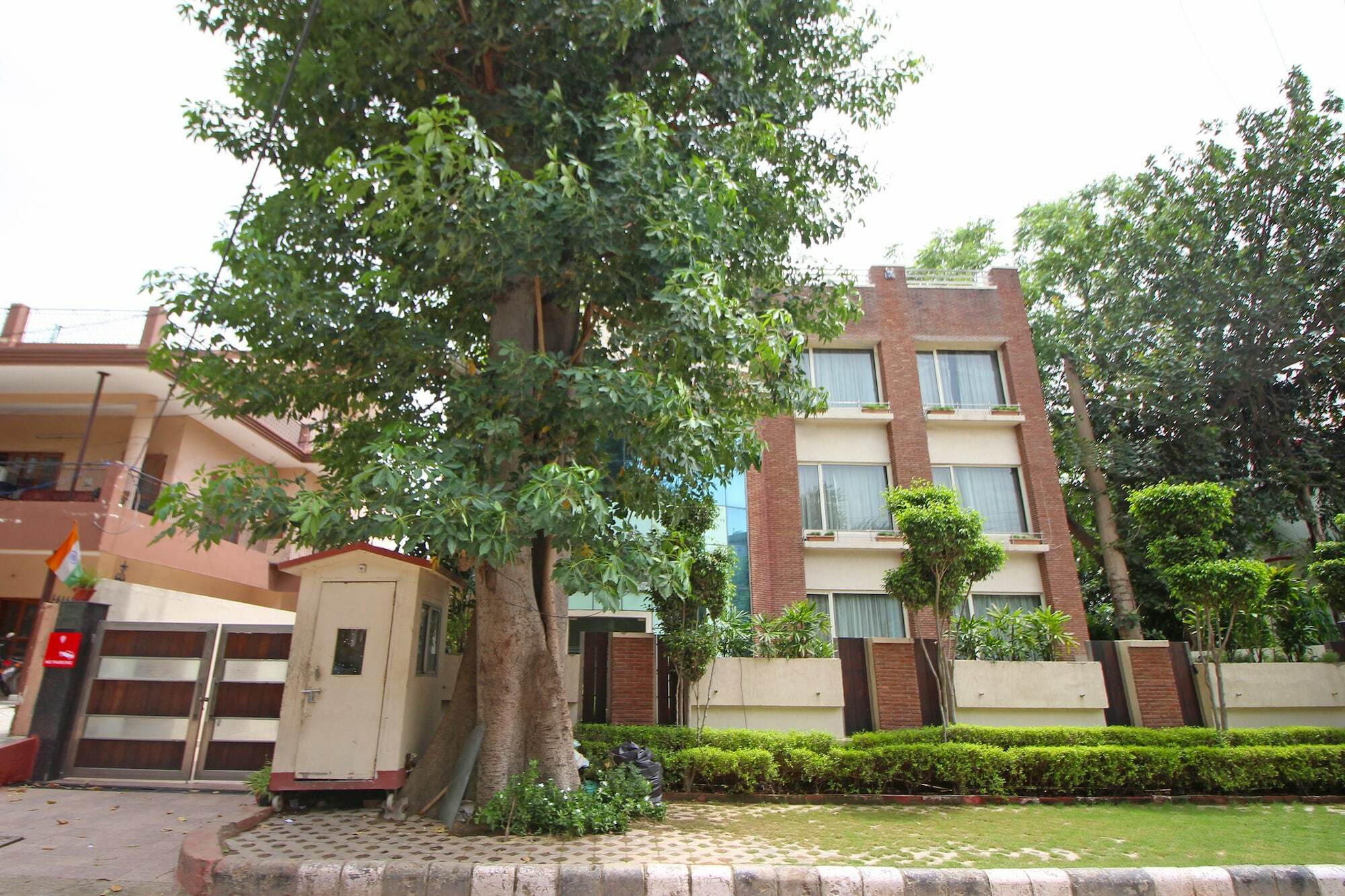 Edition O 30043 Yellow White Residency 3* Gurgaon