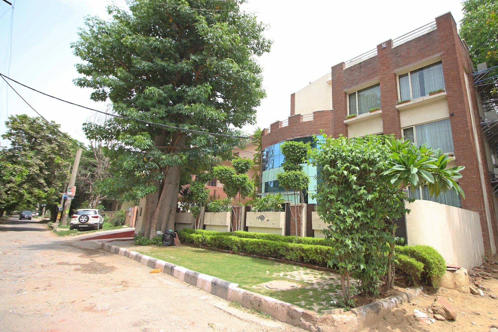 Edition O 30043 Yellow White Residency Hotel