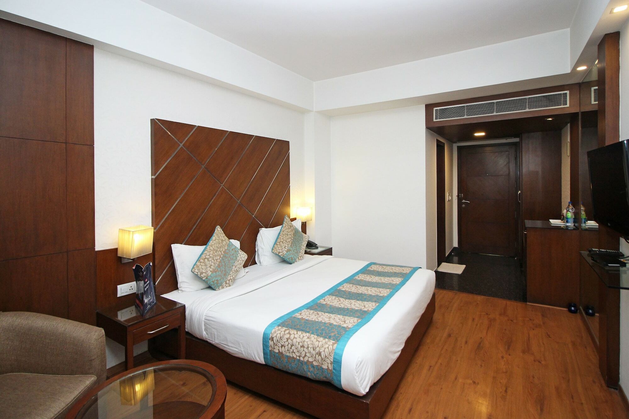 Edition O 30043 Yellow White Residency Hotel 3*