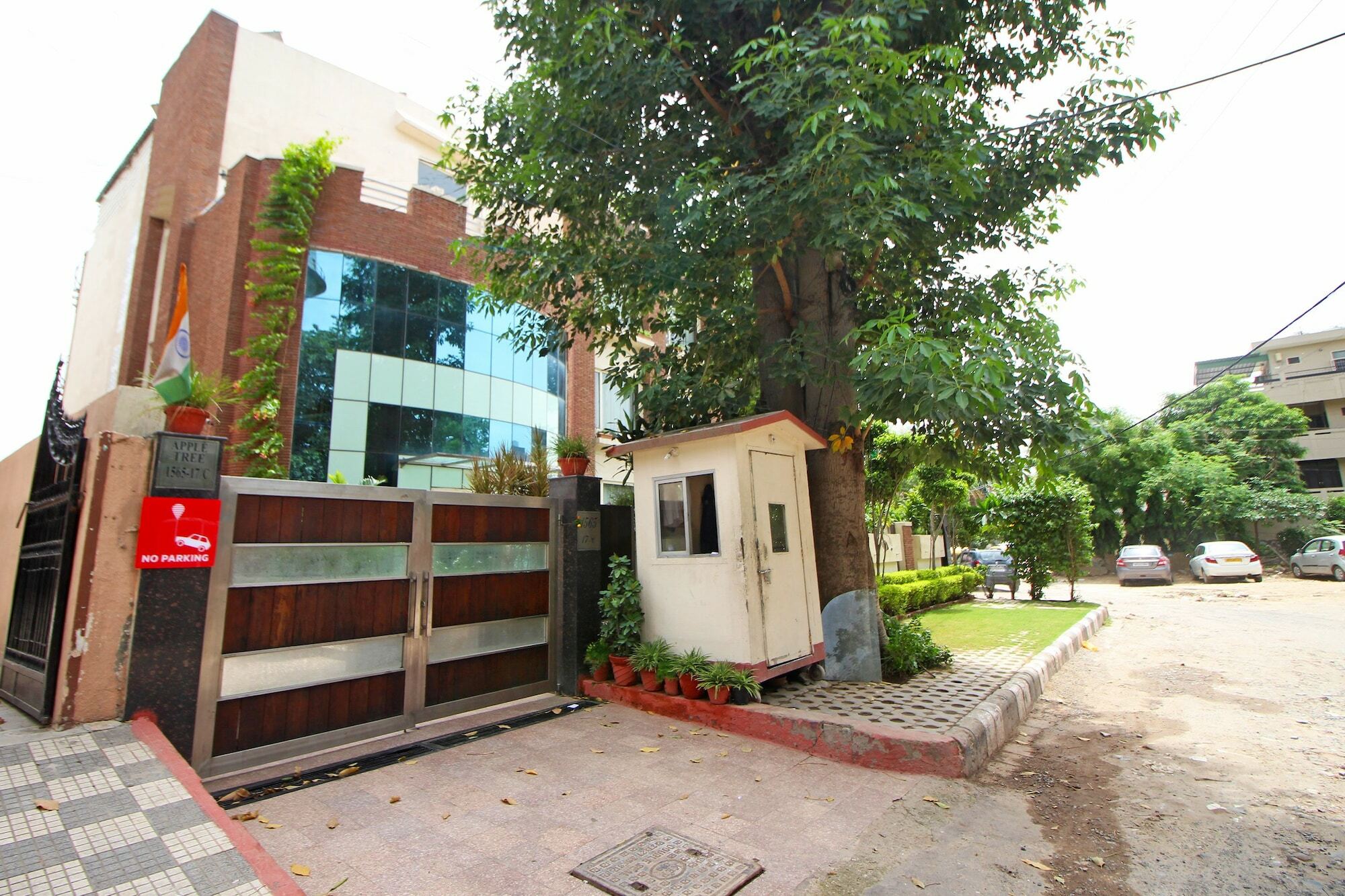 Edition O 30043 Yellow White Residency Hotel