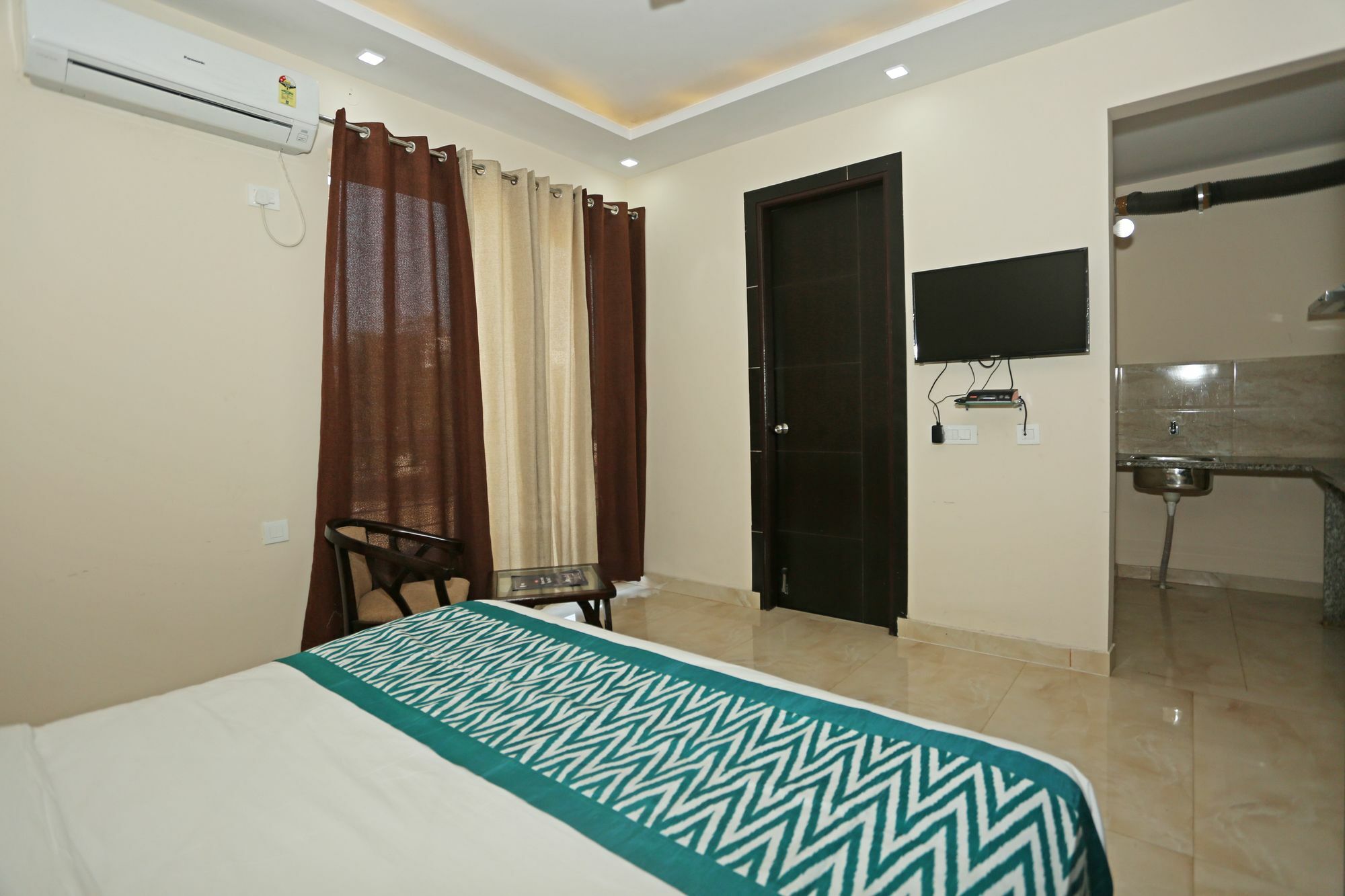 Hotel Oyo 8327 The Cube C 21 Gurgaon
