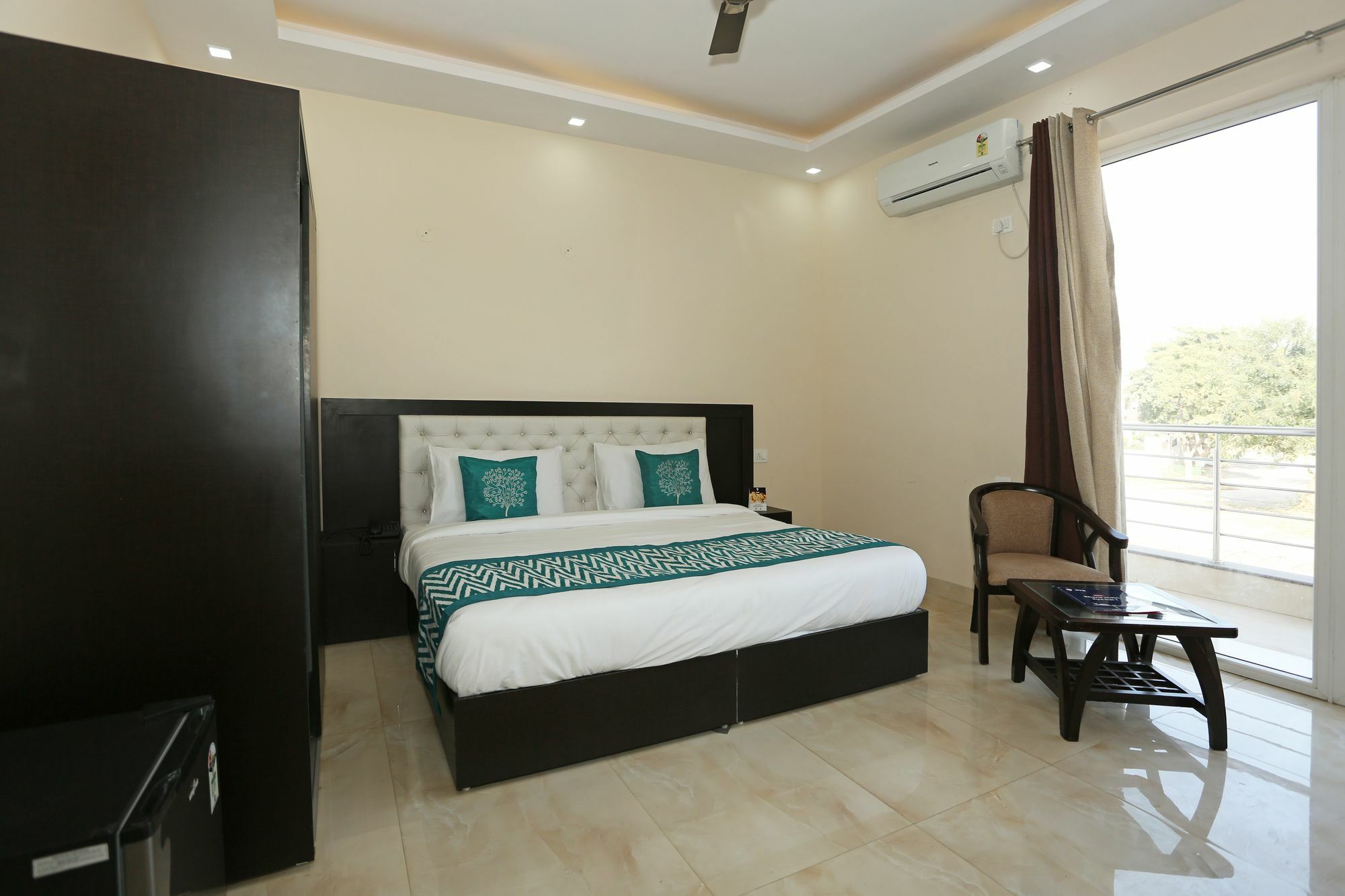 Oyo 8327 The Cube C 21 Hotel