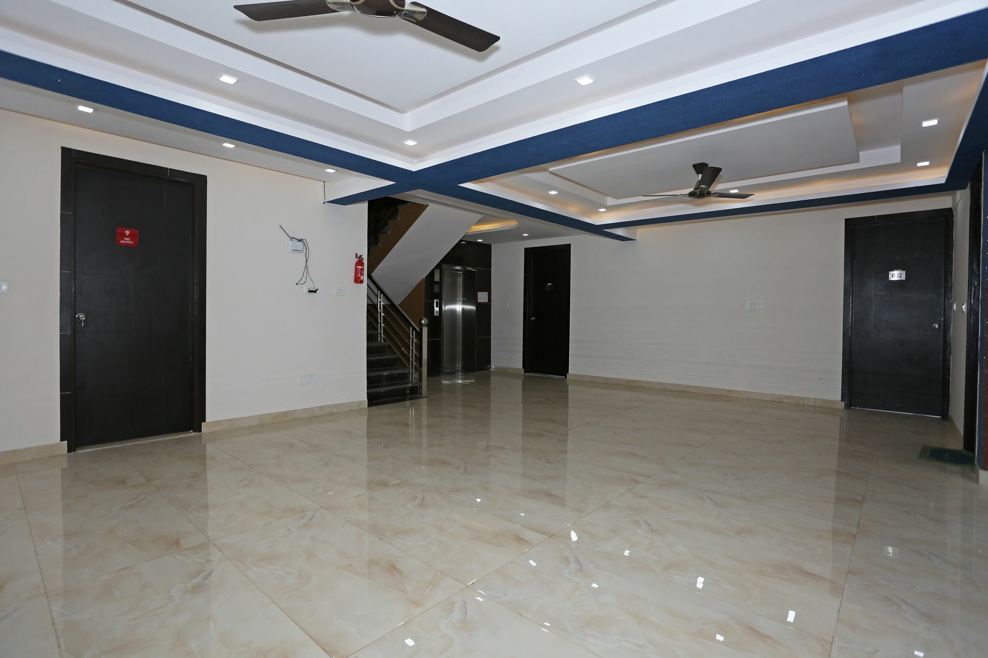 Oyo 8327 The Cube C 21 Hotel