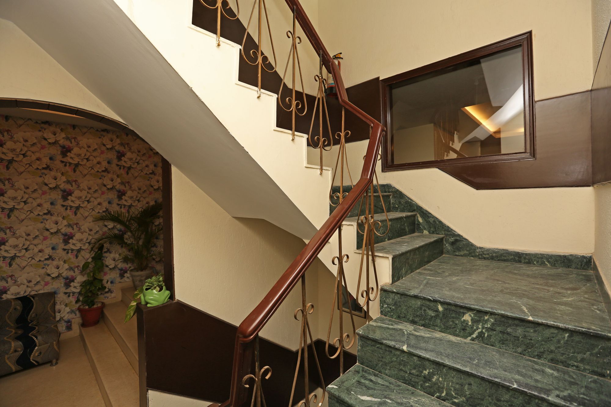 Oyo 8535 Mayarch Hotel 3*