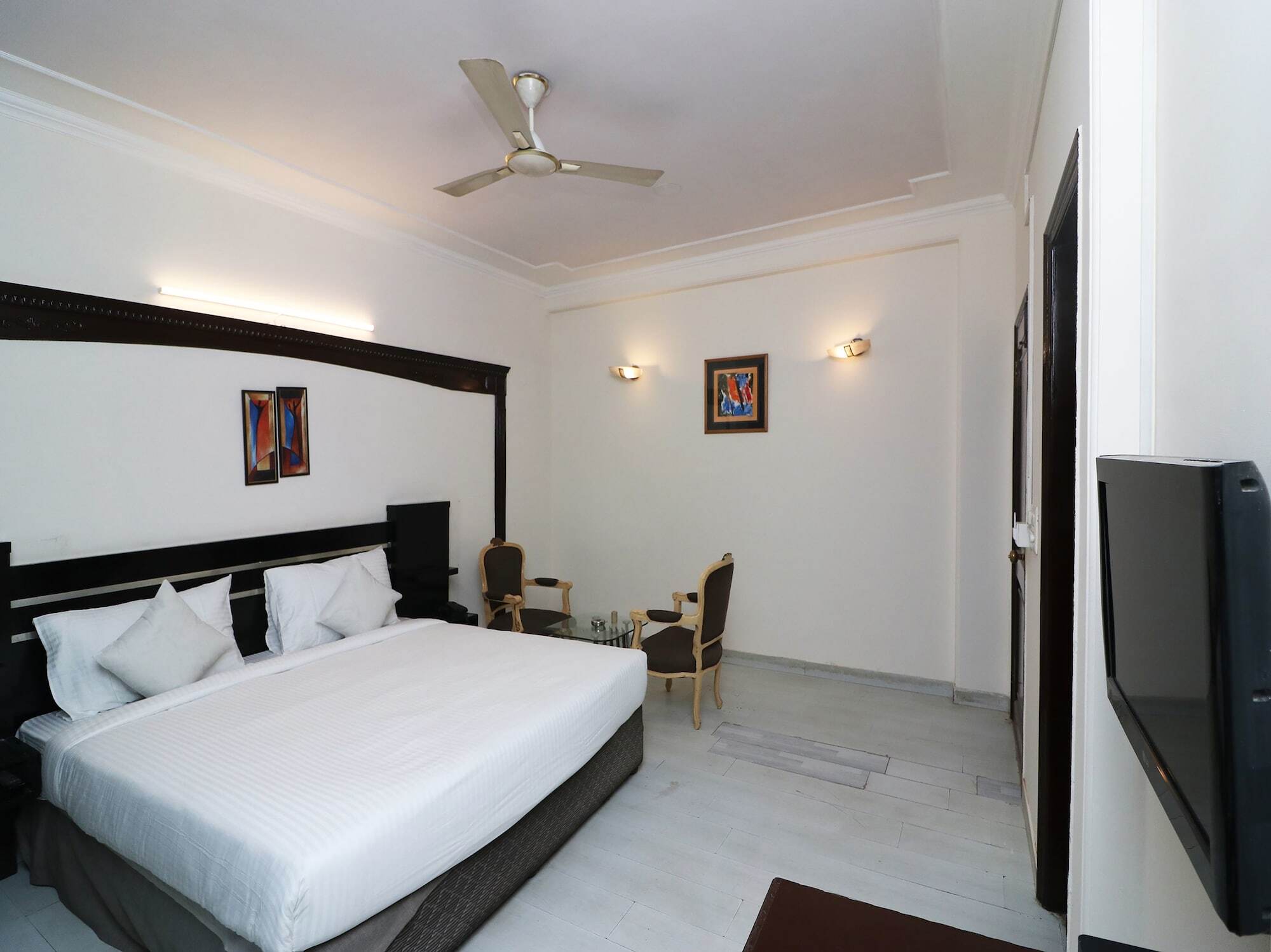 Oyo 20036 Silverkey Akash Neem Marg Hotel