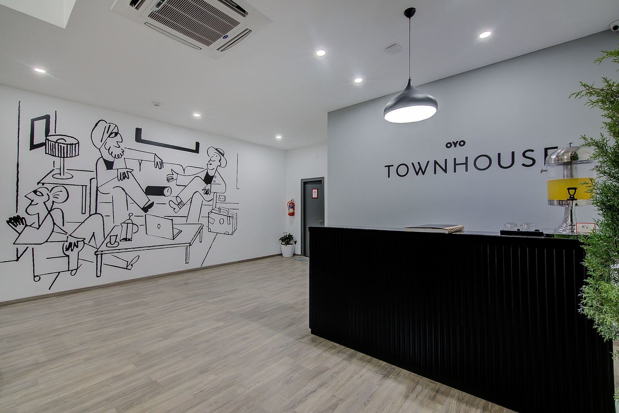 Oyo Townhouse 044 Sector 14 Gurugram Hotel 3*