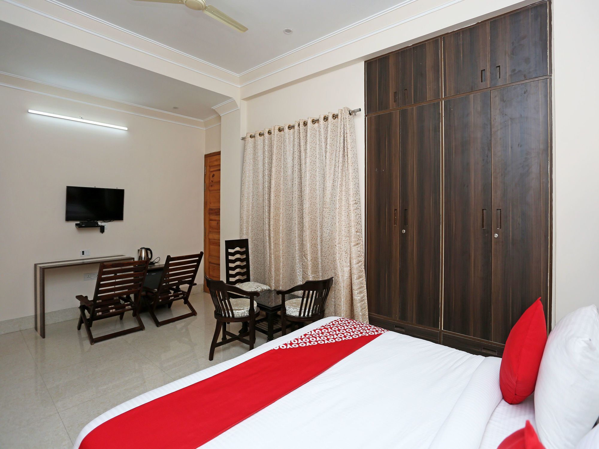 Hotel Oyo 14444 Jmk House 3*