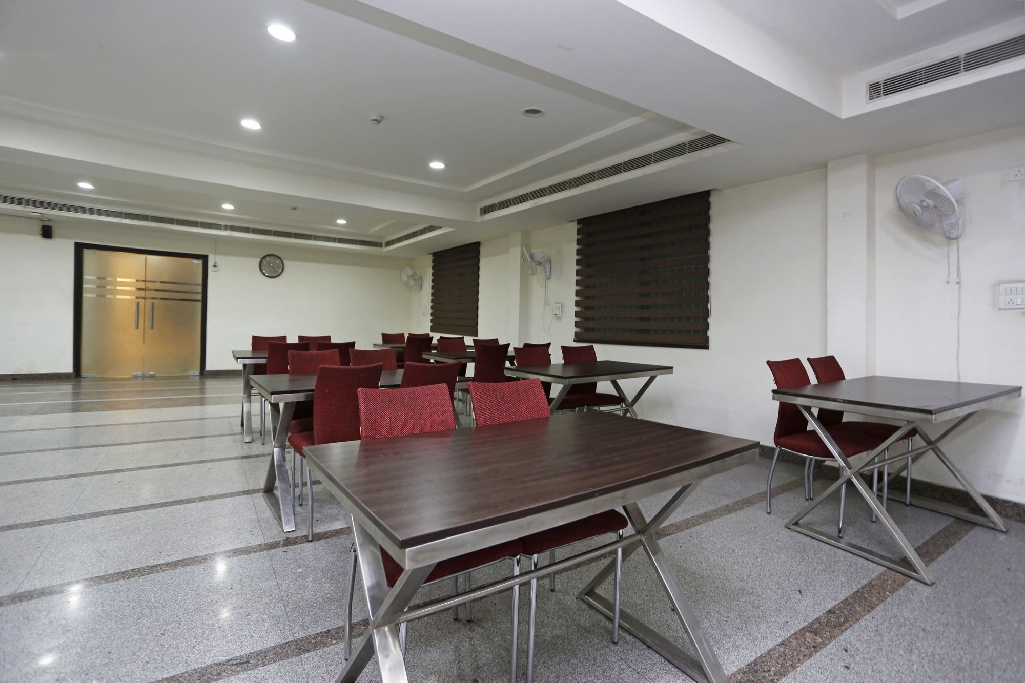 Hotel Oyo 8536 Azad Sqaure 3*