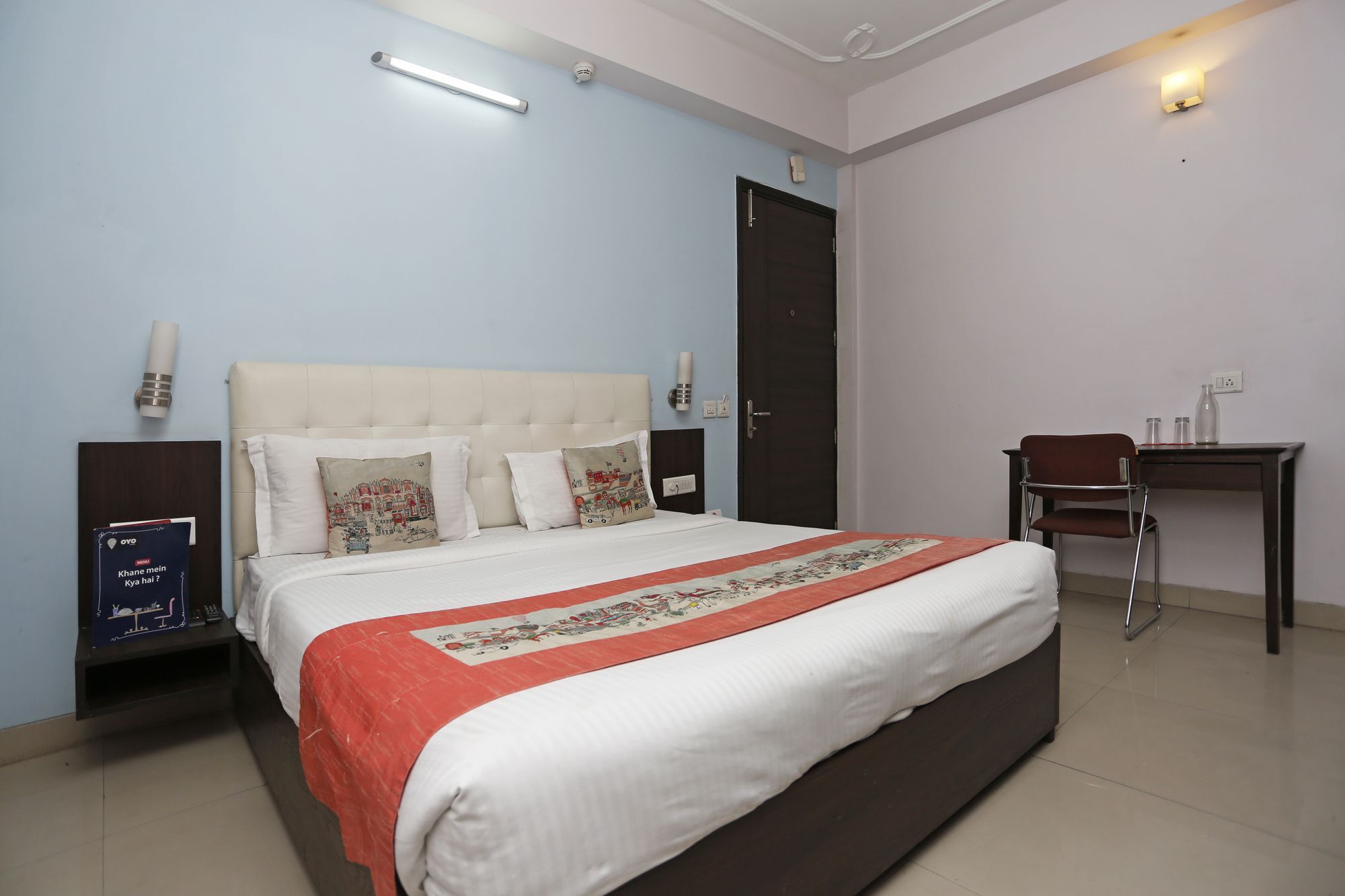Hotel Oyo 8536 Azad Sqaure 3*