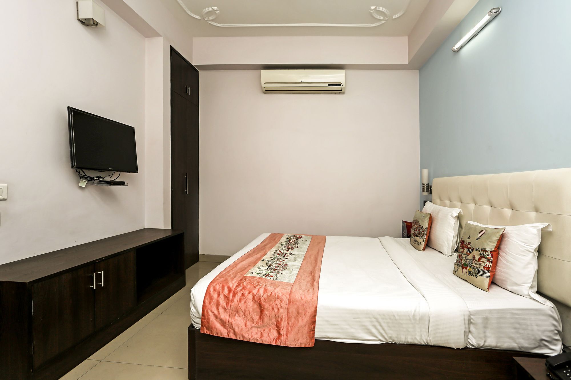 Oyo 8536 Azad Sqaure Gurgaon