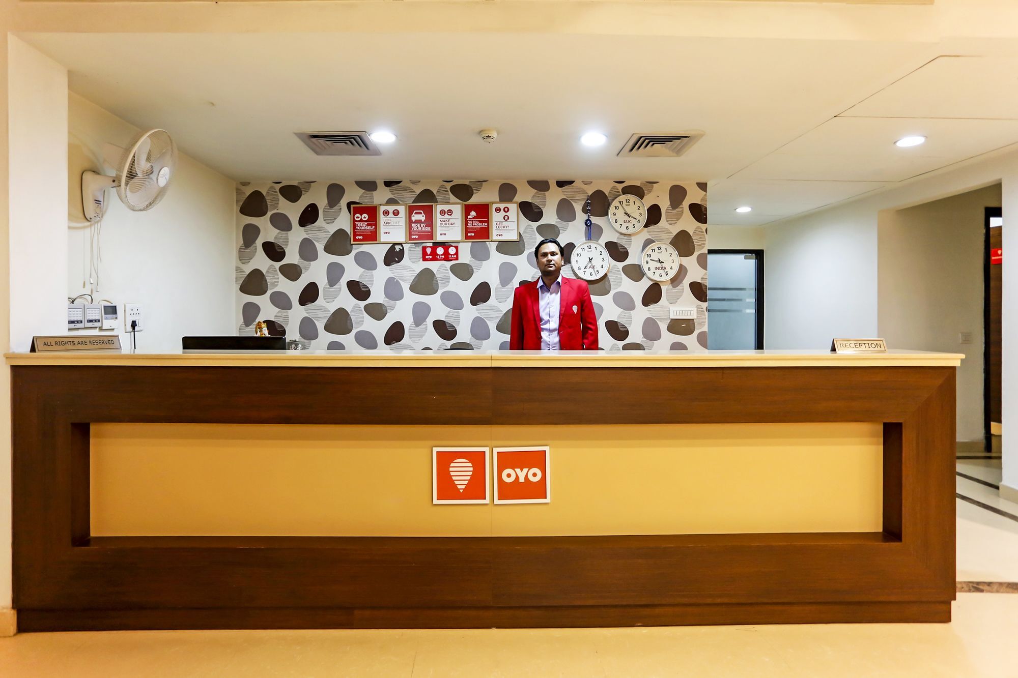 Hotel Oyo 8536 Azad Sqaure