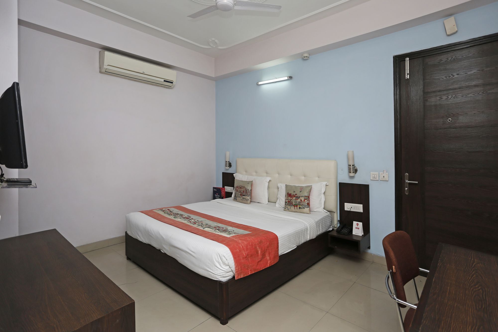 Hotel Oyo 8536 Azad Sqaure Gurgaon