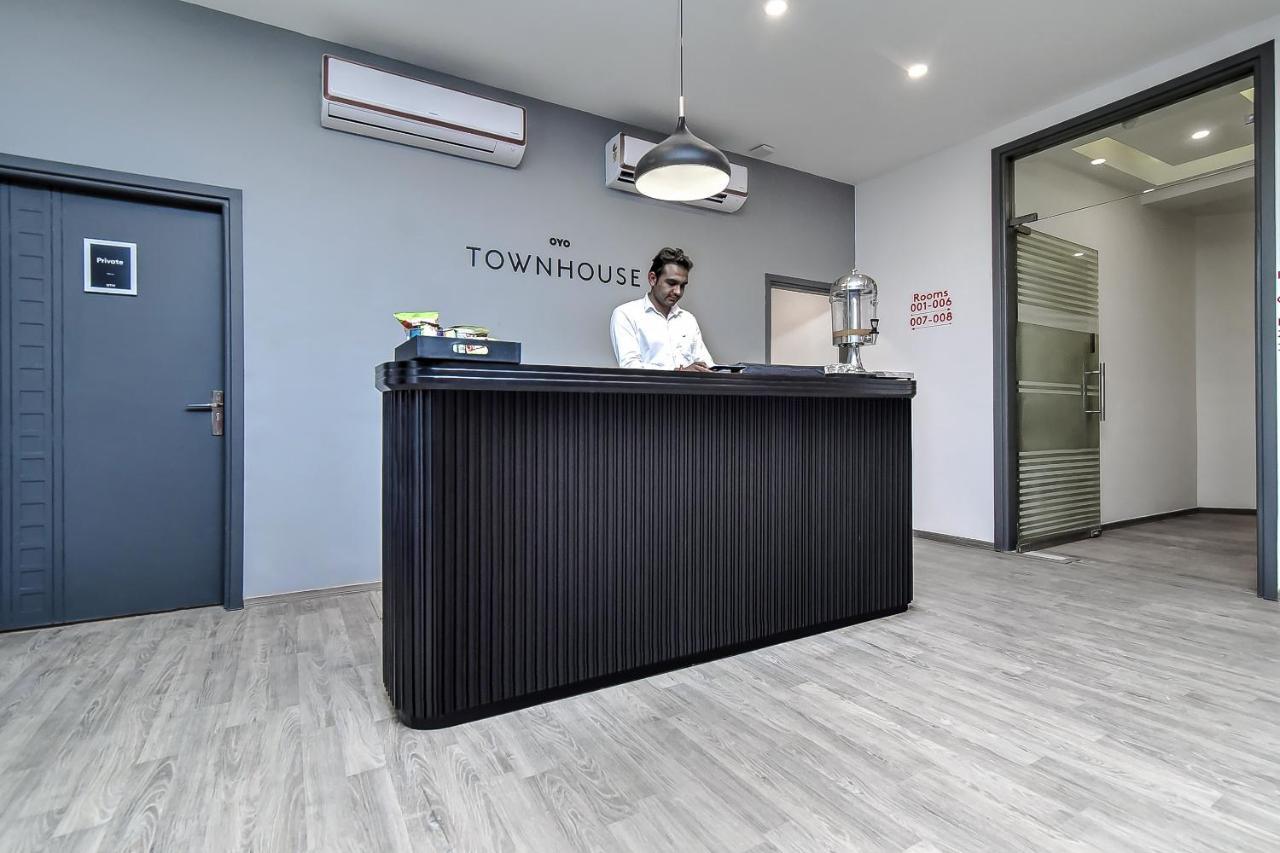 Oyo Townhouse 044 Sector 14 Gurugram Hotel Gurgaon