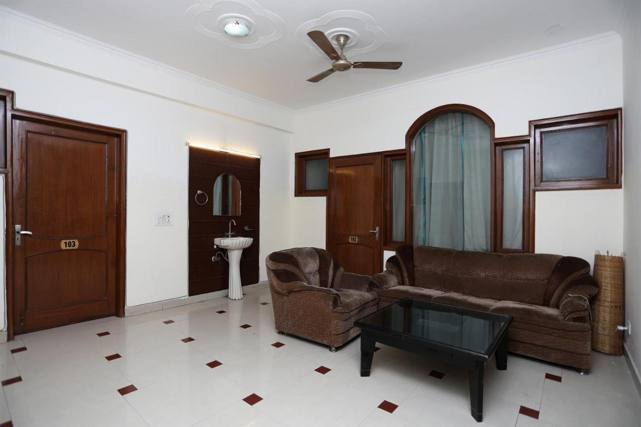 Hotel Oyo 14306 The Tavern Gurgaon