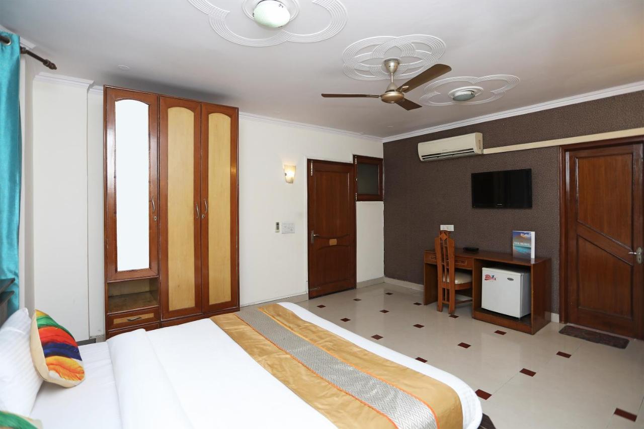 Oyo 14306 The Tavern Hotel