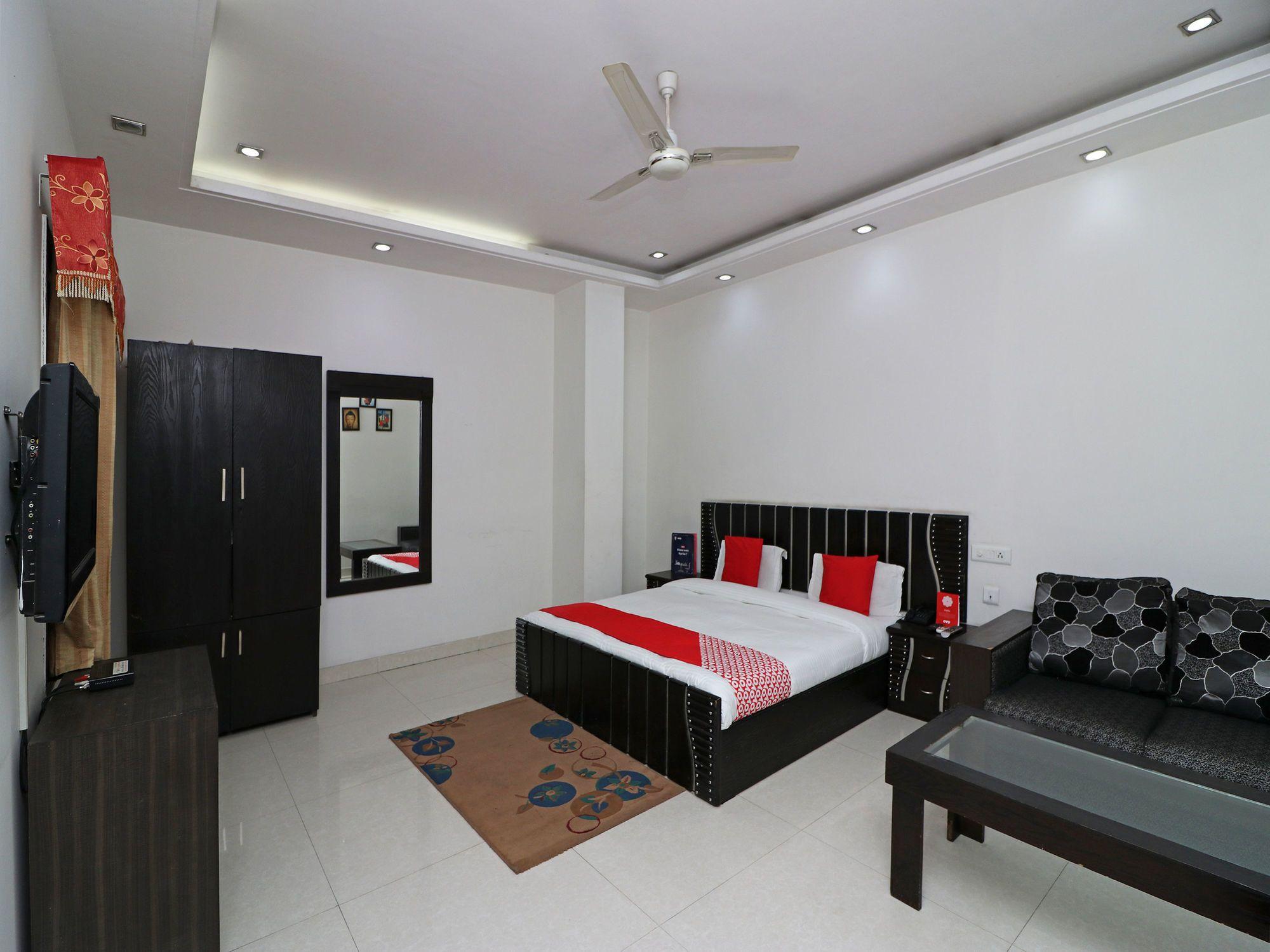 Hotel Oyo 12340 The Royal Park Plaza Gurgaon